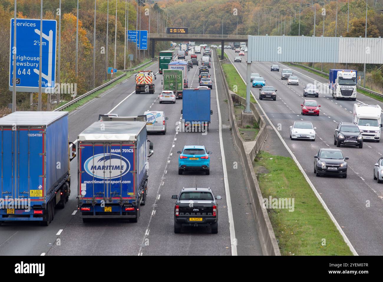 Die Autobahn M62 zwischen Anschlussstelle 25 und Anschlussstelle 26 in der Nähe von Brighouse und Huddersfield. Die M62 ist eine 107 Meilen (172 km) lange Trans-Pennine-Autobahn in Nordengland, die Liverpool und Hull über Manchester, Bradford, Leeds und Wakefield verbindet; 11 km (11 km) der Strecke wird mit der M60 um Manchester geteilt. Stockfoto