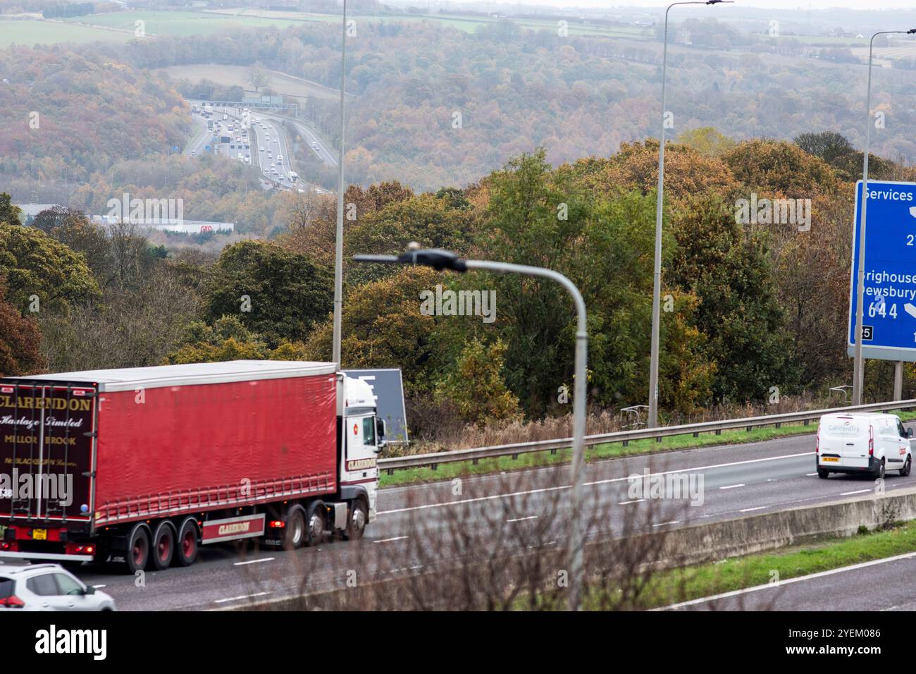 Die Autobahn M62 zwischen Anschlussstelle 25 und Anschlussstelle 26 in der Nähe von Brighouse und Huddersfield. Die M62 ist eine 107 Meilen (172 km) lange Trans-Pennine-Autobahn in Nordengland, die Liverpool und Hull über Manchester, Bradford, Leeds und Wakefield verbindet; 11 km (11 km) der Strecke wird mit der M60 um Manchester geteilt. Stockfoto
