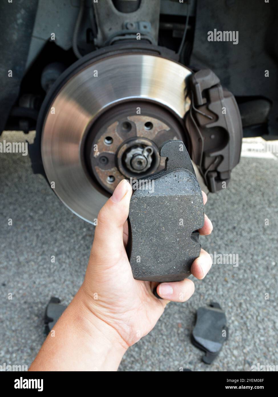 Wartung eines Bremssystems eines Autos mit Austausch der Brackeblätter. Dies ist ein wichtiges Sicherheitselement für ein Auto. Stockfoto