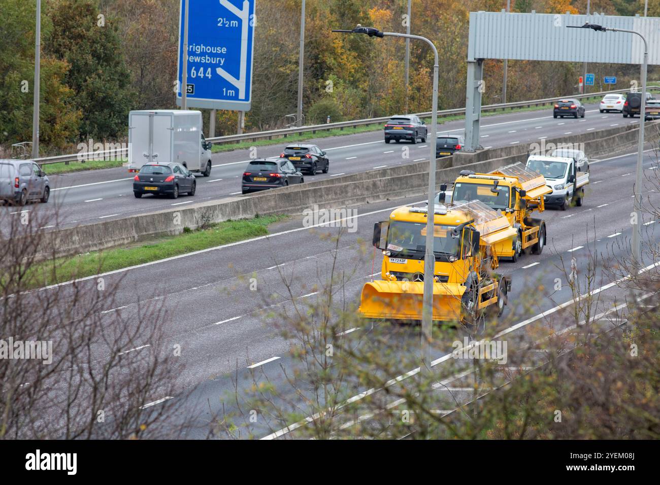 Die Autobahn M62 zwischen Anschlussstelle 25 und Anschlussstelle 26 in der Nähe von Brighouse und Huddersfield. Die M62 ist eine 107 Meilen (172 km) lange Trans-Pennine-Autobahn in Nordengland, die Liverpool und Hull über Manchester, Bradford, Leeds und Wakefield verbindet; 11 km (11 km) der Strecke wird mit der M60 um Manchester geteilt. Stockfoto