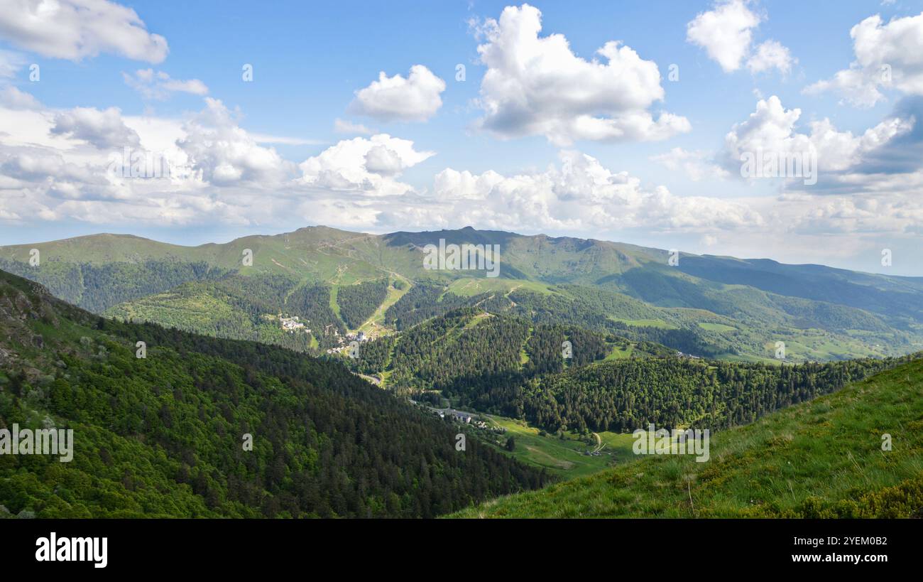 Eine wunderschöne vulkanische Berglandschaft im Frühling mit Sturmwolken Stockfoto