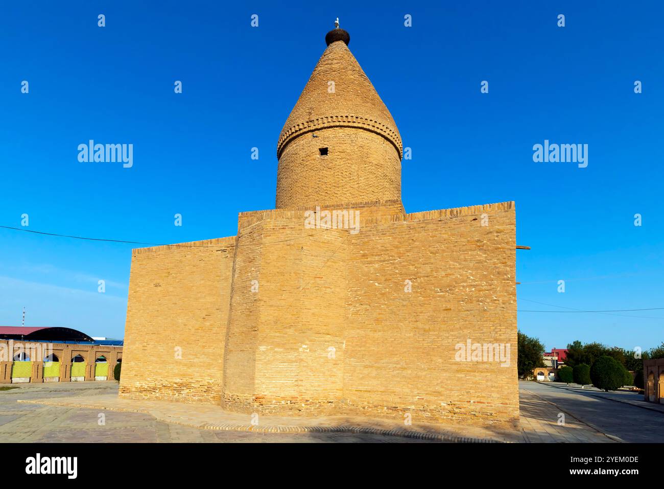 Das Chashma-Ayub Mausoleum befindet sich in der Nähe des Samani Mausoleums in Buchara, Usbekistan. Das heutige Gebäude wurde während der Regierungszeit von Timur an errichtet Stockfoto