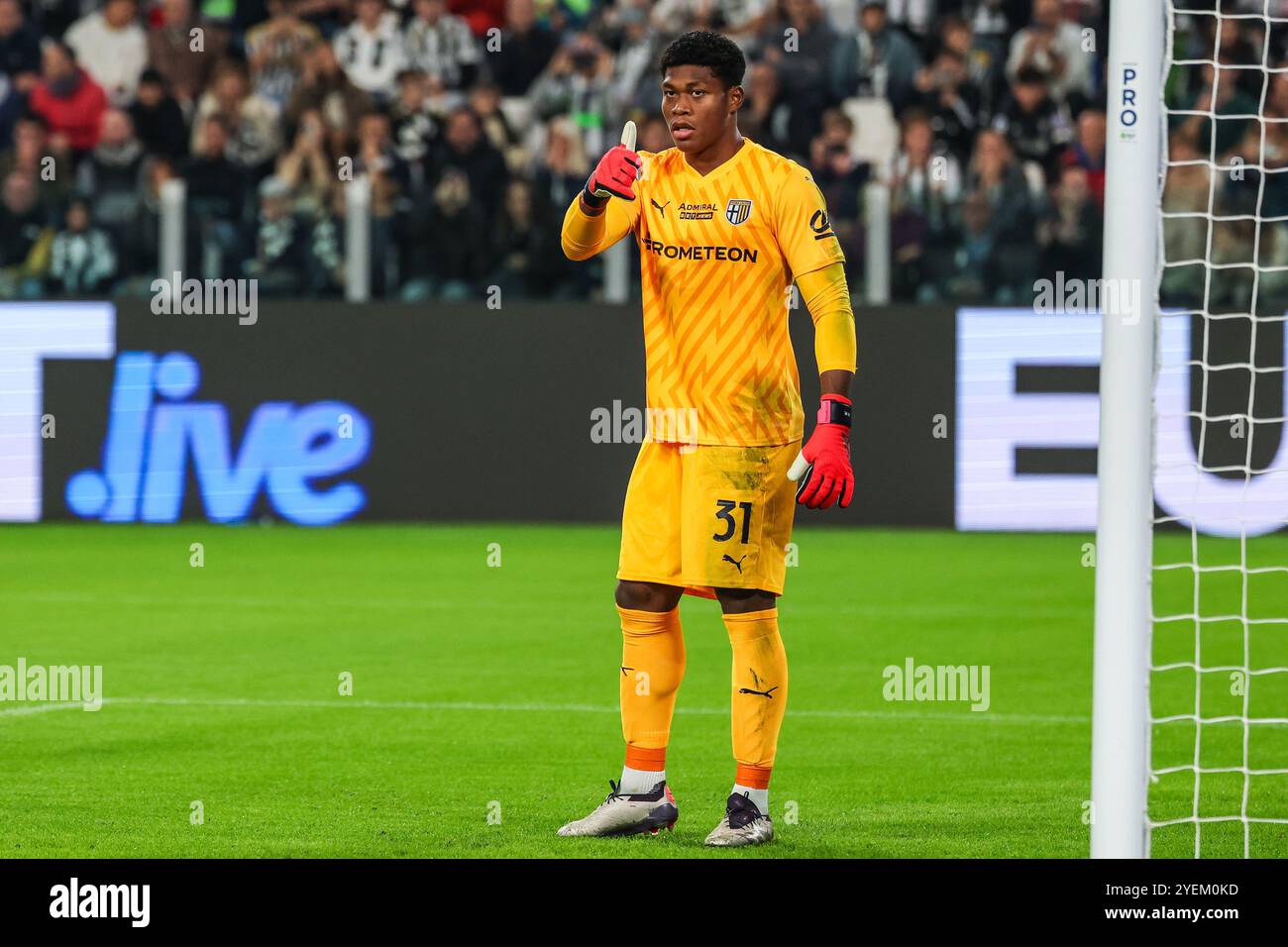 Turin, Italien. 30. Oktober 2024. Zion Suzuki von Parma Calcio 1913 gestet während des Fußballspiels der Serie A 2024/25 zwischen Juventus FC und Parma Calcio 1913 im Allianz Stadium. Juventus 2: 2 Parma. Quelle: SOPA Images Limited/Alamy Live News Stockfoto