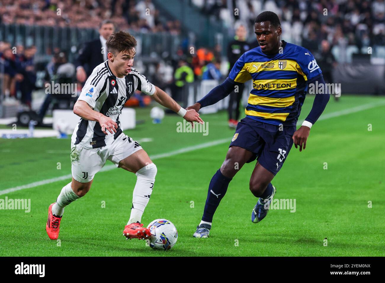 Turin, Italien. 30. Oktober 2024. (L-R) Francisco Conceicao vom Juventus FC mit Ange-Yoan Bonny von Parma Calcio 1913, die während des Fußballspiels der Serie A 2024/25 zwischen Juventus FC und Parma Calcio 1913 im Allianz Stadium im Einsatz waren. Juventus 2: 2 Parma. Quelle: SOPA Images Limited/Alamy Live News Stockfoto