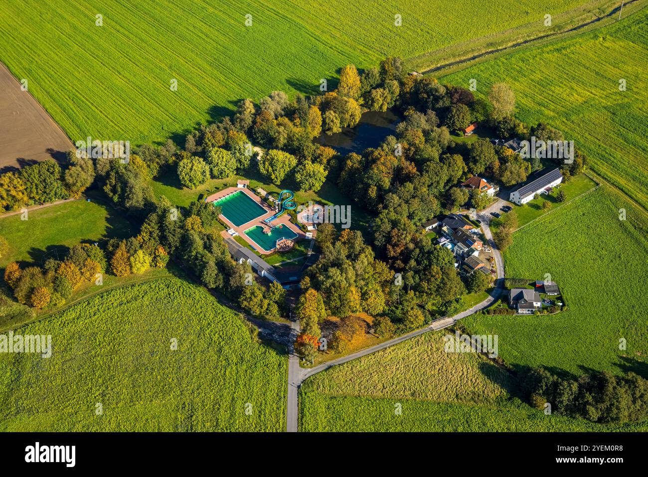 Luftbild, Freibad Selm, Schwimmbad mit Wasserrutsche und Kinderbecken, herbstliche Bäume, Selm, Münsterland, Nordrhein-Westfalen, Deutschland ACHTUNGxMINDESTHONORARx60xEURO *** Luftblick, Freibad Selm, Schwimmbad mit Wasserrutsche und Kinderbecken, herbstliche Bäume, Selm, Münsterland, Nordrhein-Westfalen, Deutschland ATTENTIONxMINDESTHONORARx60xEURO Stockfoto