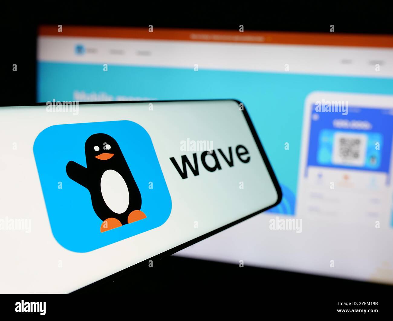 Smartphone mit Logo des sengalesischen Unternehmens Wave Mobile Money Inc. Auf dem Bildschirm vor der Business-Website. Fokussieren Sie sich auf die linke Mitte des Telefondisplays. Stockfoto