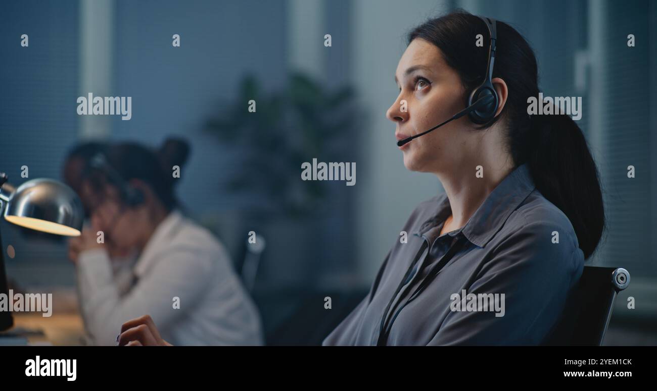 Call Center Büro der psychischen Gesundheit Helpline: Nahaufnahme der kaukasischen weiblichen Krisen-Hotline-Mitarbeiterin, die über Headset spricht, Person online konsultieren, psychologische Hilfe zur Verfügung stellen. Emotionales Unterstützungskonzept. Stockfoto