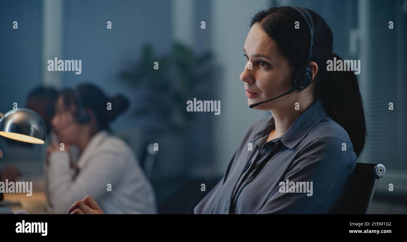 Call Center Büro der psychischen Gesundheit Helpline: Nahaufnahme der kaukasischen weiblichen Krisen-Hotline-Mitarbeiterin, die über Headset spricht, Person online konsultieren, psychologische Hilfe zur Verfügung stellen. Emotionales Unterstützungskonzept. Stockfoto