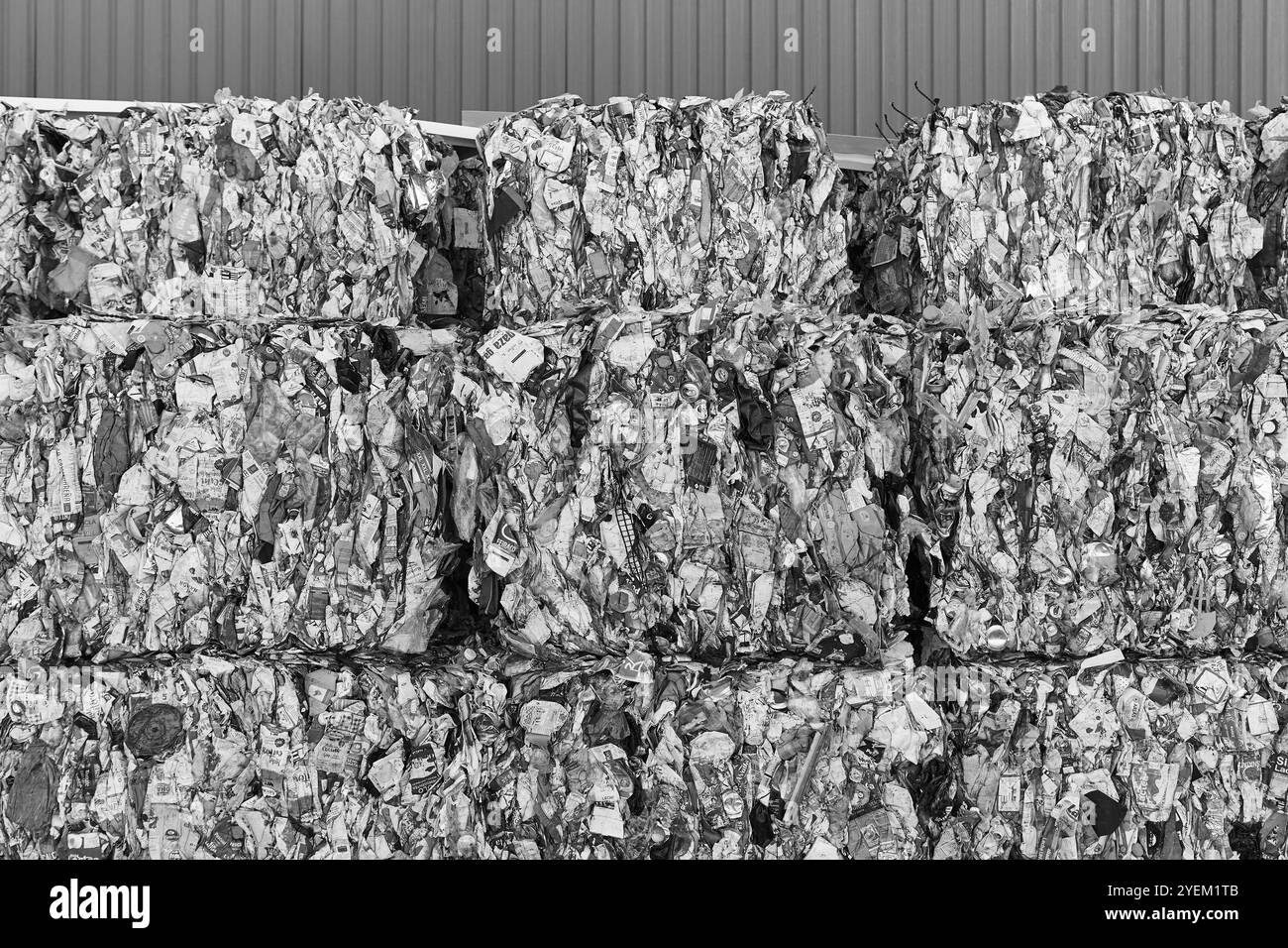 Recycelter und verpackter Abfall. Nachhaltige Industrie. Entsorgungsmaterial Stockfoto