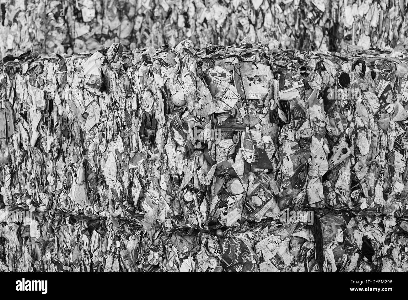 Recycelter und verpackter Abfall. Nachhaltige Industrie. Entsorgungsmaterial Stockfoto
