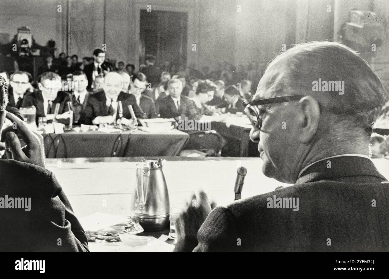 US-Außenminister Dean Rusk sagte vor dem Senat für Außenbeziehungen über den Vietnamkrieg aus. Washington DC., USA. 13. März 1968 Stockfoto