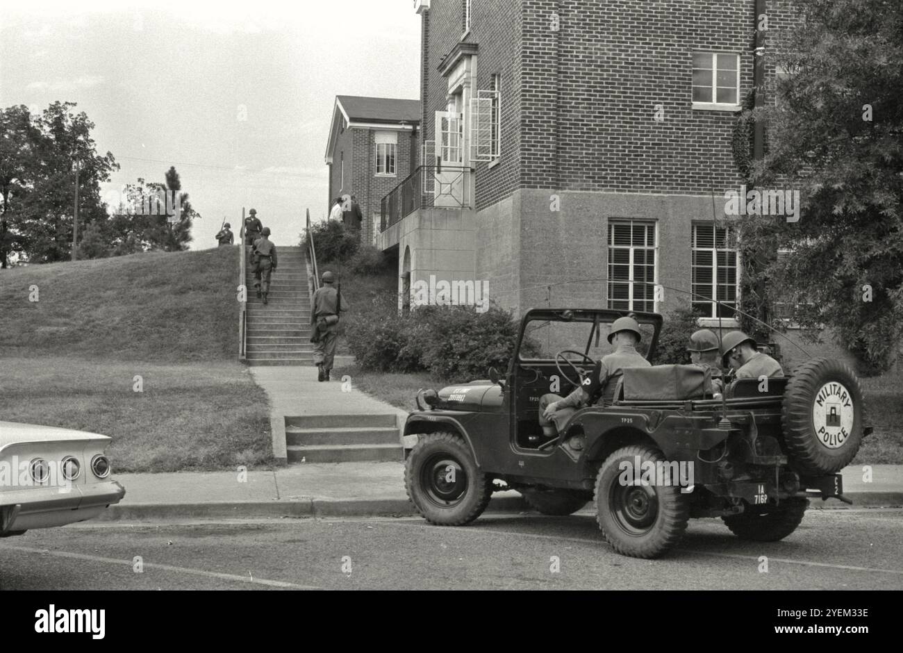 Integration an der Ole Mississippi University. USA. Das Foto vom 9. Oktober 1962 zeigt Soldaten in einem Militärpolizeifahrzeug außerhalb der Baxter Hall, wo James Meredith an der University of Mississippi, Oxford, lebte. Am Abend des Sonntags, dem 30. September 1962, kämpften südländische Segregationisten auf dem Campus der University of Mississippi (Ole Miss) in Oxford, Mississippi, um die Einschreibung des ersten afroamerikanischen Studenten, James Meredith, zu verhindern Stockfoto