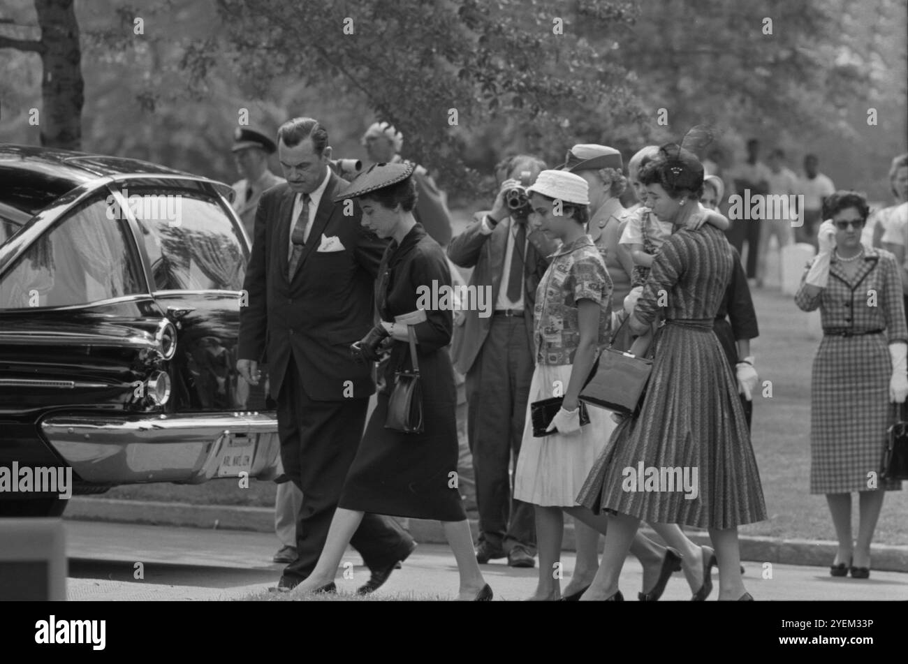 Frauen und ein Mann, wahrscheinlich die Familie von Willard G. Palm, einem RB-47-Piloten, der von den Russen auf Palms Begräbnis auf dem Arlington National Cemetery abgeschossen wurde. USA. 4. August 1960 Stockfoto
