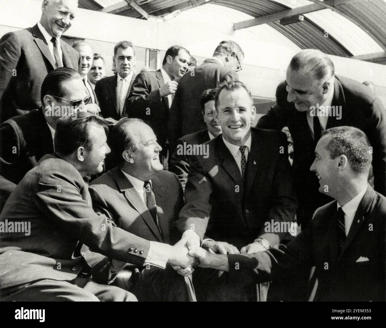 Hubert Humphrey mit dem sowjetischen Kosmonauten Yuri Gagarin (links unten) und Gemini 4 Astronauten auf der Paris Air Show 1965 Stockfoto