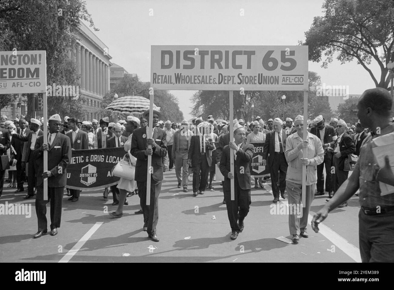 Demonstranten mit „District 65 ALF-CIO“-Schild beim Marsch auf Washington. USA. 28. August 1963 die American Federation of Labor and Congress of Industrial Organizations (AFL-CIO) ist ein nationales gewerkschaftszentrum und der größte Gewerkschaftsverband in den Vereinigten Staaten. Stockfoto