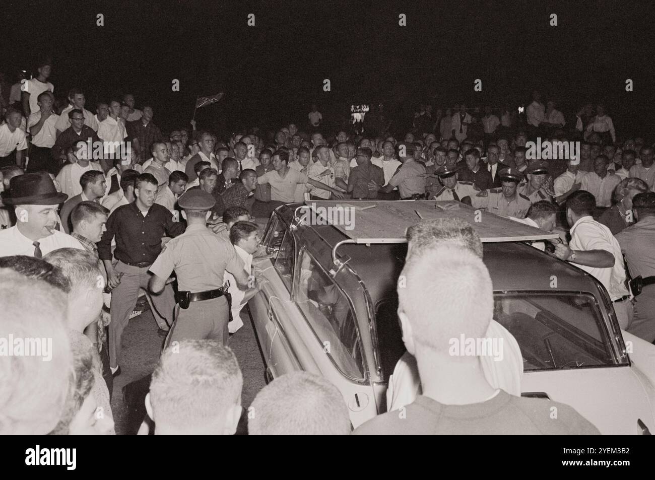 Integration, Mississippi University, Beginn der Unruhen (Ole Miss Riot von 1962). USA. 30. September 1962 der Ole Miss Riot von 1962 (30. September bis 1. Oktober 1962), auch bekannt als die Schlacht von Oxford, war ein Rassenaufstand an der University of Mississippi, gemeinhin Ole Miss genannt, in Oxford, Mississippi, als segregationistische Randalierer versuchten, die Einschreibung des afroamerikanischen Kandidaten James Meredith zu verhindern. Präsident John F. Kennedy besiegte den Aufstand schließlich durch die Mobilisierung von mehr als 30.000 Soldaten, die meisten für eine einzige Störung in der Geschichte der Vereinigten Staaten. Stockfoto