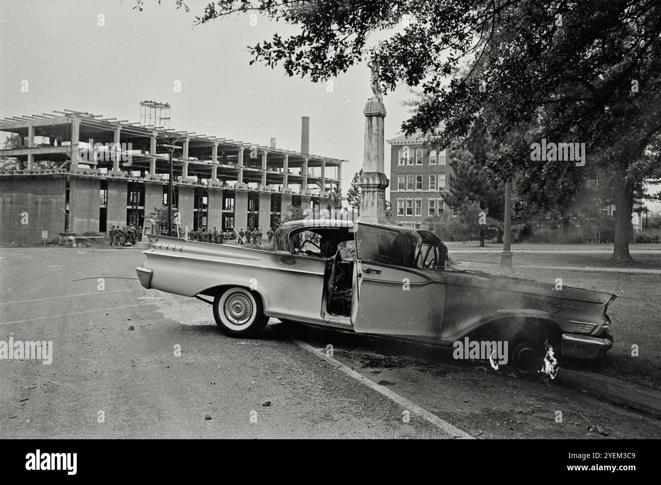 Integration. OLE Miss Riot von 1962 - nach Unruhen. Oxford, Mississippi, USA. 30. September 1962 der Ole Miss Riot von 1962 (30. September bis 1. Oktober 1962), auch bekannt als die Schlacht von Oxford, war ein Rassenaufstand an der University of Mississippi, gemeinhin Ole Miss genannt, in Oxford, Mississippi, als segregationistische Randalierer versuchten, die Einschreibung des afroamerikanischen Kandidaten James Meredith zu verhindern. Präsident John F. Kennedy besiegte den Aufstand schließlich durch die Mobilisierung von mehr als 30.000 Soldaten, die meisten für eine einzige Störung in der Geschichte der Vereinigten Staaten. Stockfoto