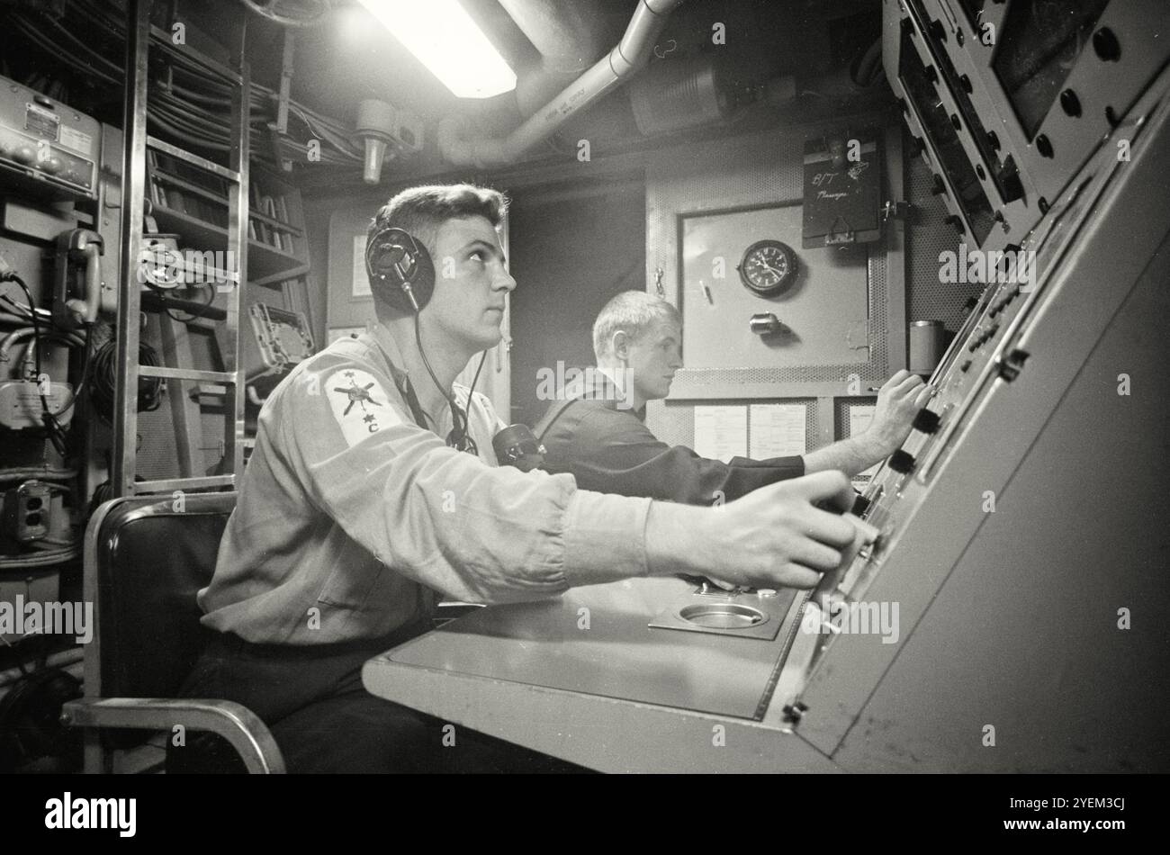 USS Claude Rachitis. Am 8. Dezember 1964 war die USS Biddle/Claude V. Ricketts (DD-995/DDG-5) ein Raketenzerstörer der Charles F. Adams-Klasse der United States Navy. Sie war das dritte US-Marineschiff, benannt nach Nicholas Biddle, einem der ersten fünf Kapitäne der Continental Navy. Stockfoto