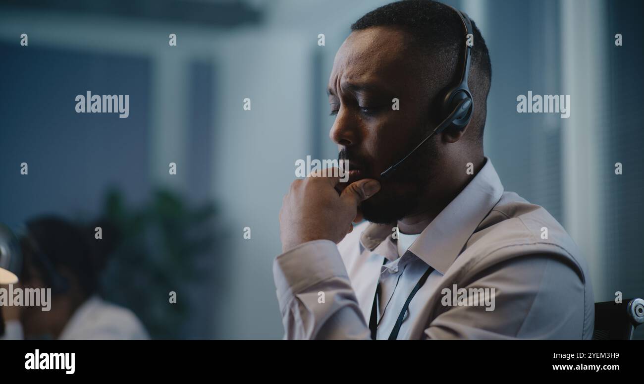 Psychologische Hotline Call Center: Nahaufnahme der afroamerikanischen Krisenhelpline Berater im Headset mit Person während des Online-Anrufs, die psychische Gesundheit unterstützt. Suizidpräventionsdienst. Stockfoto