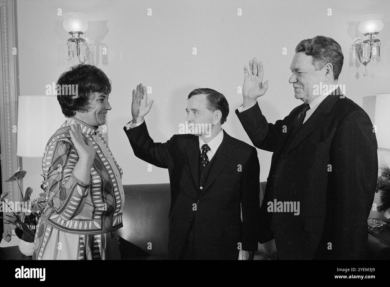 Eröffnungssitzung des 92. Kongresses. Schwören bei Bella Abzug. Washington DC., USA. Am 21. Januar 1971 war Bella Abzug (1920–1998) eine US-amerikanische Anwältin, Politikerin, Sozialaktivistin und Anführerin der Frauenbewegung Stockfoto