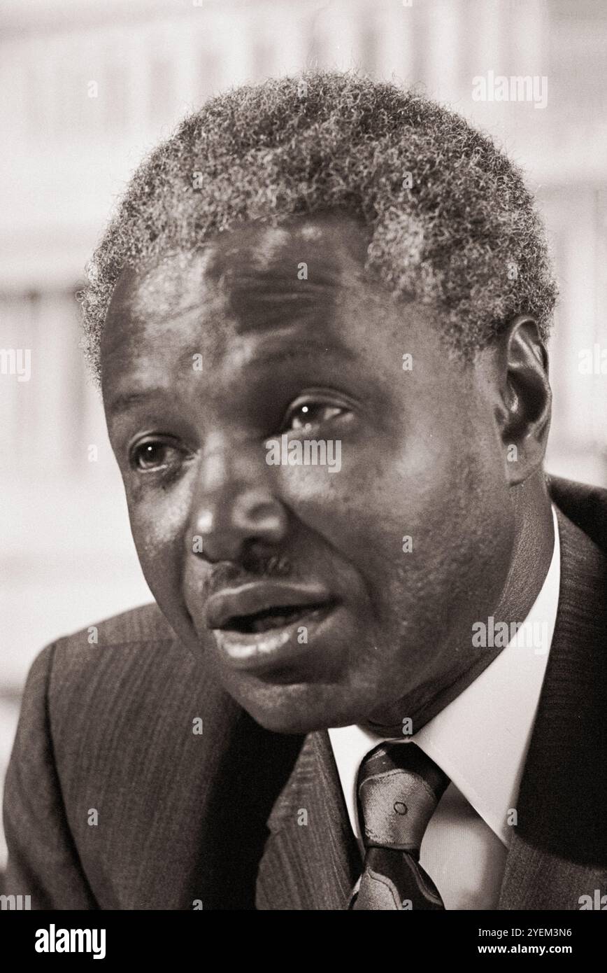 Dr. John Karefa-Smart. Anführer der verbotenen Vereinigten Demokratischen Partei von Sierra Leone. USA. 12. Mai 1971 John Albert Musselman Karefa-Smart (1915–2010) war ein Sierra-leoneischer Politiker, Arzt und Universitätsprofessor. Er war der erste Außenminister unter Sierra Leones erstem Premierminister, Sir Milton Margai. Er war ein ordinierter Ältester der United Methodist Church. Stockfoto