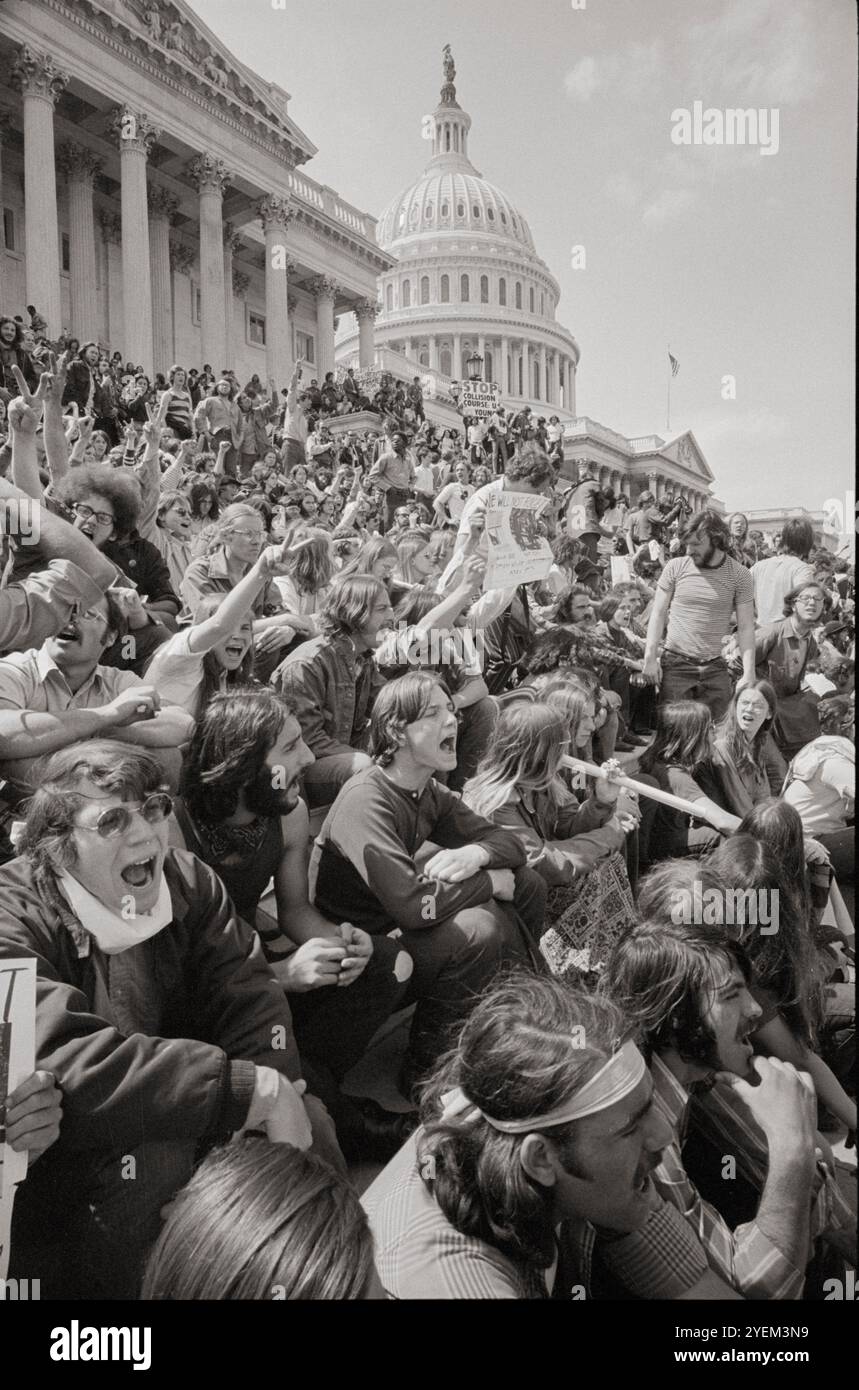 Vintage-Foto von Demonstranten. Regierungsangestellte im Lafayette Park und Hippies im Capitol. USA. 5.Mai 1971 Stockfoto