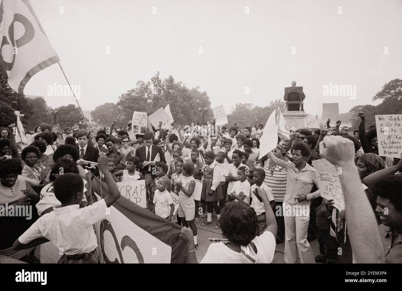 Die nationale Welfare Rights Organization (NWRO). Kundgebung gegen den Familienhilfeplan (FAP). USA. 8. September 1971 die National Welfare Rights Organization (NWRO) ist eine nicht mehr existierende linke Interessenvertretungsgruppe, die von 1966 bis 1975 aktiv war und sich für die Ausweitung von Steuergeldern, insbesondere für Frauen, Kinder und ethnische Minderheiten, einsetzte. Die NWRO verlangte speziell Sozialzahlungen, die groß genug sind, damit die Empfänger gleichzeitig politischen Aktivismus betreiben und ein ausreichendes Haushaltseinkommen aufrechterhalten können. Stockfoto