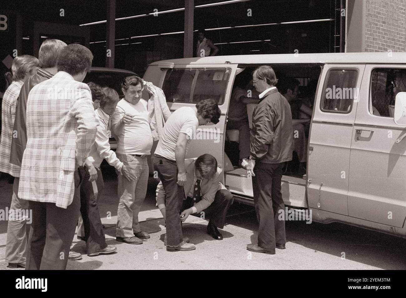 Vintage-Foto von Außerirdischen, Einwanderung und Einbürgerung (Razzien, Illinois). USA. 21. Juni 1977 der United States Immigration and Naturalization Service (INS) war eine Behörde des US-Arbeitsministeriums von 1933 bis 1940 und des US-Justizministeriums von 1940 bis 2003. Stockfoto