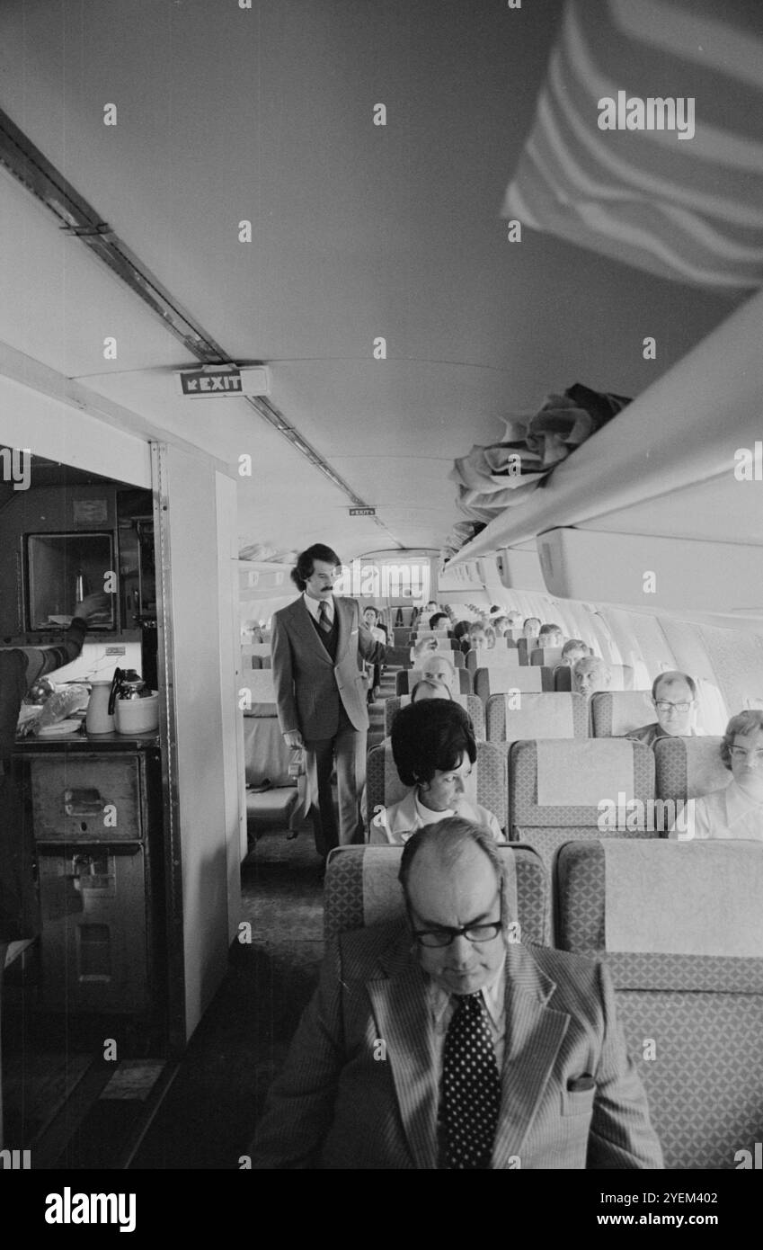 Vintage-Foto von Male Steward auf United Airlines Flug. 4. März 1977 Stockfoto
