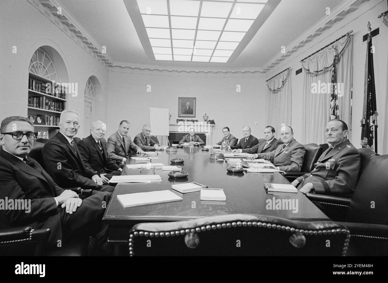 Nationaler Sicherheitsrat und Leiter von Nixon. Washington D.C., USA. 21. Januar 1969. Der United States National Security Council (NSC) ist das wichtigste Forum, das der Präsident der Vereinigten Staaten für Fragen der nationalen Sicherheit, des Militärs und der Außenpolitik nutzt. Sie ist Teil des Exekutivbüros des Präsidenten der Vereinigten Staaten und setzt sich aus hochrangigen nationalen Sicherheitsberatern und Kabinettsbeamten zusammen. Stockfoto