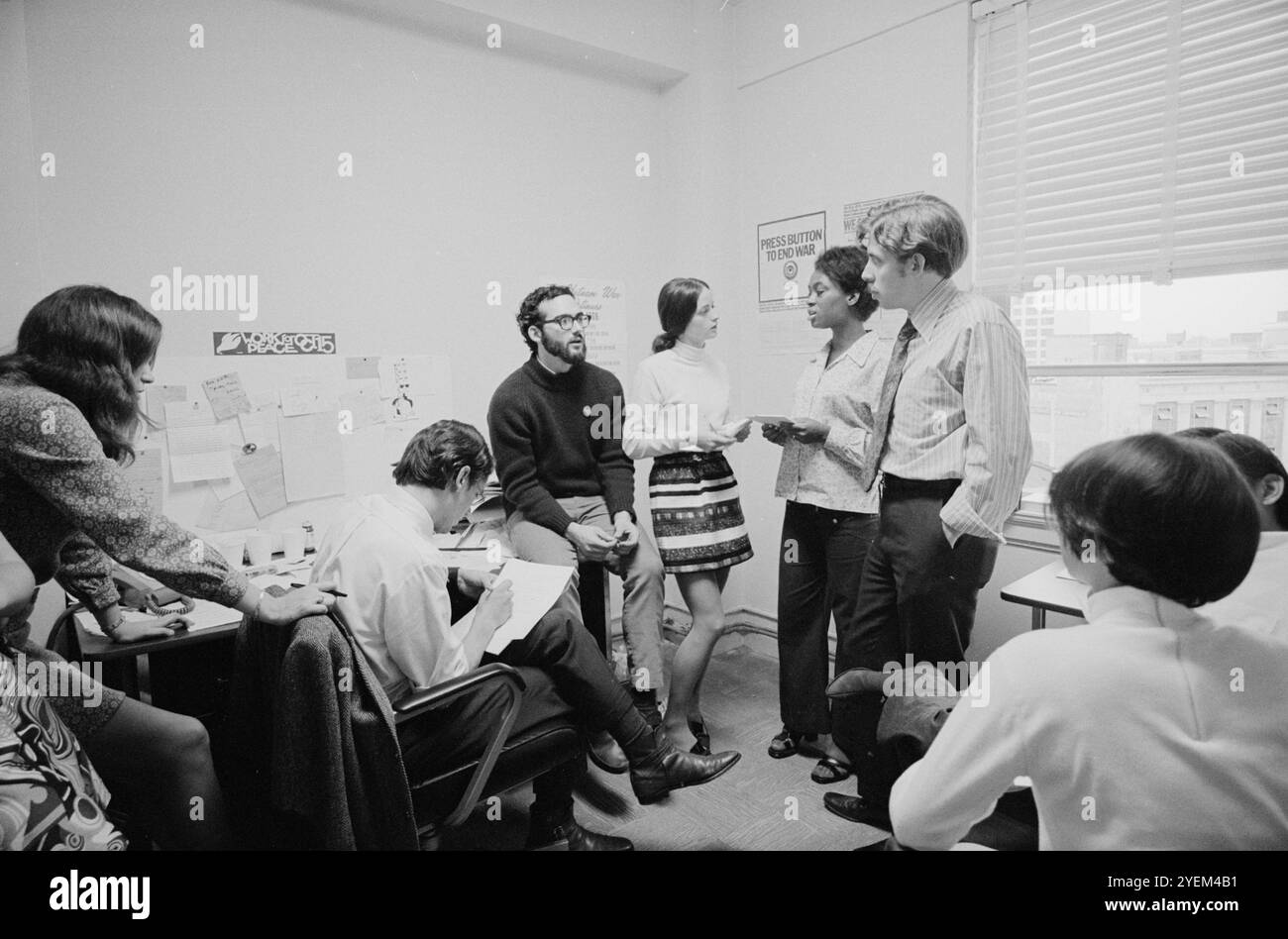 Vintage-Foto der Bürgerrechtsbewegung in den USA. 1960er Jahre Junge Männer und Frauen Ausschussmitglieder in einem Büro planten Demonstrationen als Teil des Moratoriums zur Beendigung des Vietnamkriegs, das am 15. Oktober 1969 stattfand Stockfoto