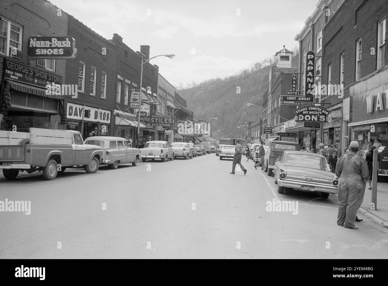 Vintage-Foto von Hazard. Straße mit Geschäften. Kentucky. USA. April 1963 Stockfoto