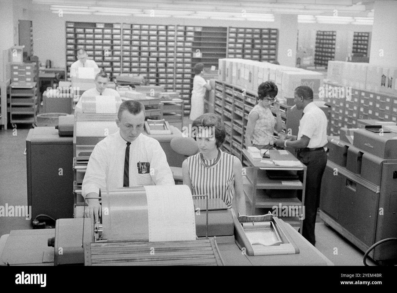 Mitarbeiter im Computerbereich des Patentamts im Commerce Building, Washington, D.C. USA. 1. Juli 1963 Stockfoto