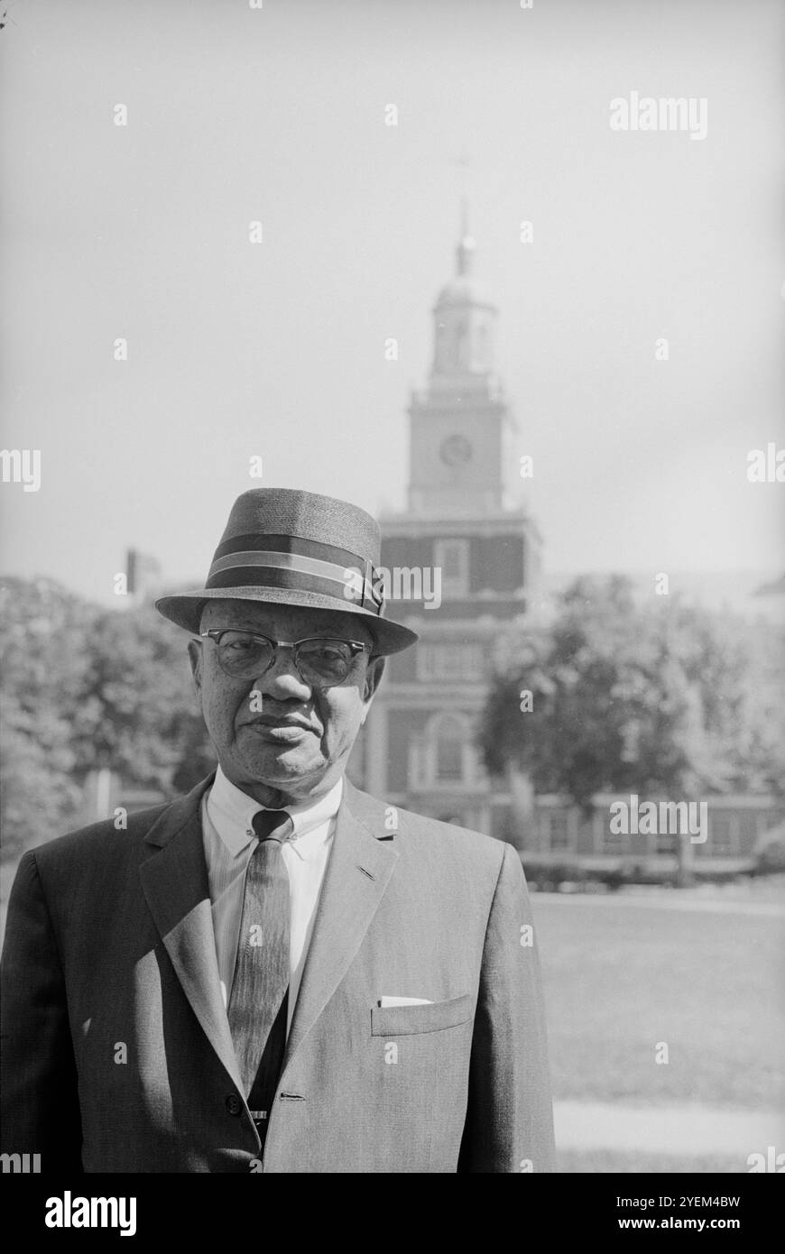 Howard University President James M. Nabrit, halblanges Porträt, stehend, auf dem Campus der Howard University, Washington, D.C. 25. Juni 1963 (von Trikosko, Marion) Stockfoto