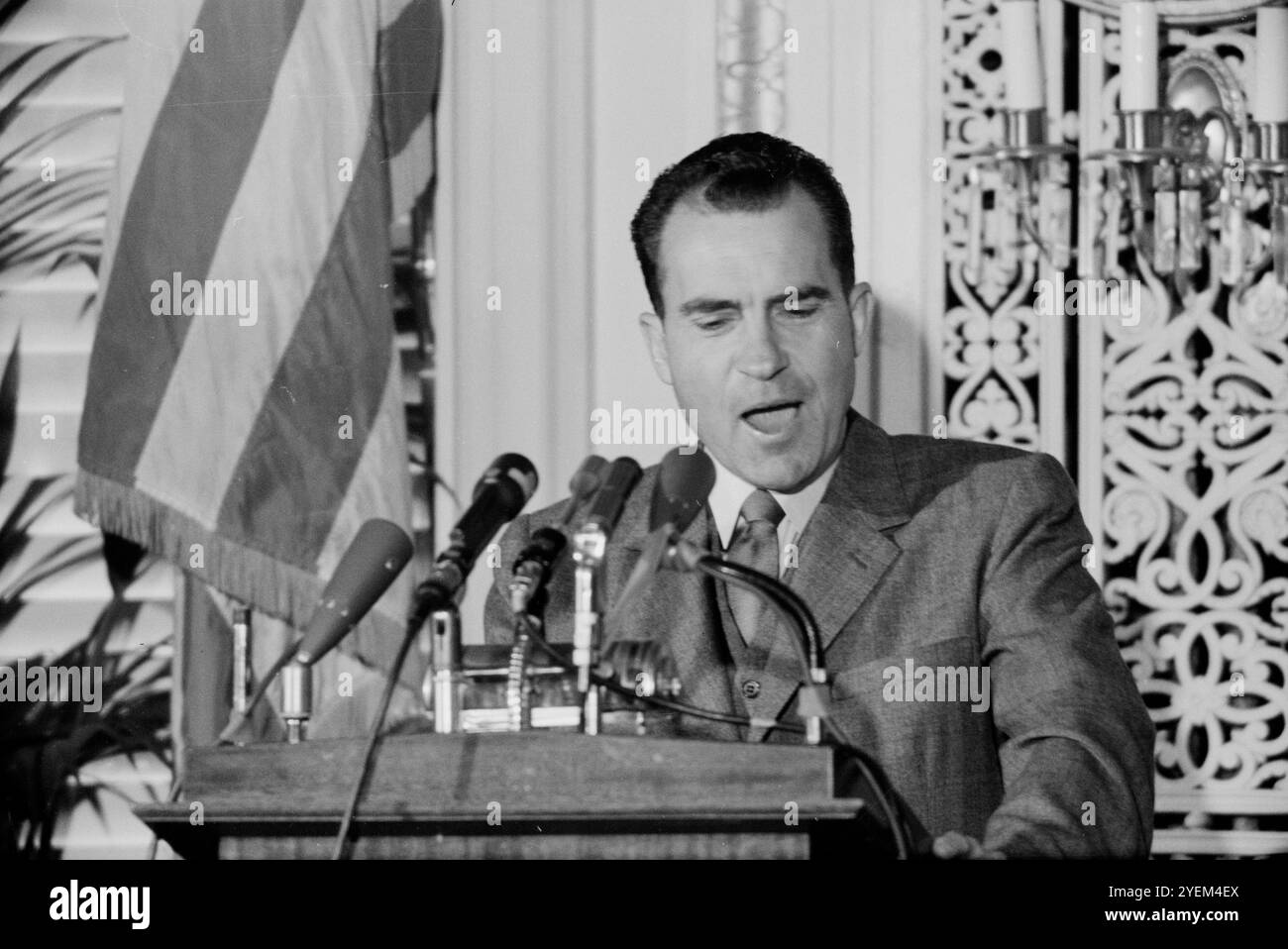Vizepräsident Richard M. Nixon im National Press Club nach seiner Reise nach Südamerika, Washington, D.C. USA. 21. Mai 1958 Stockfoto