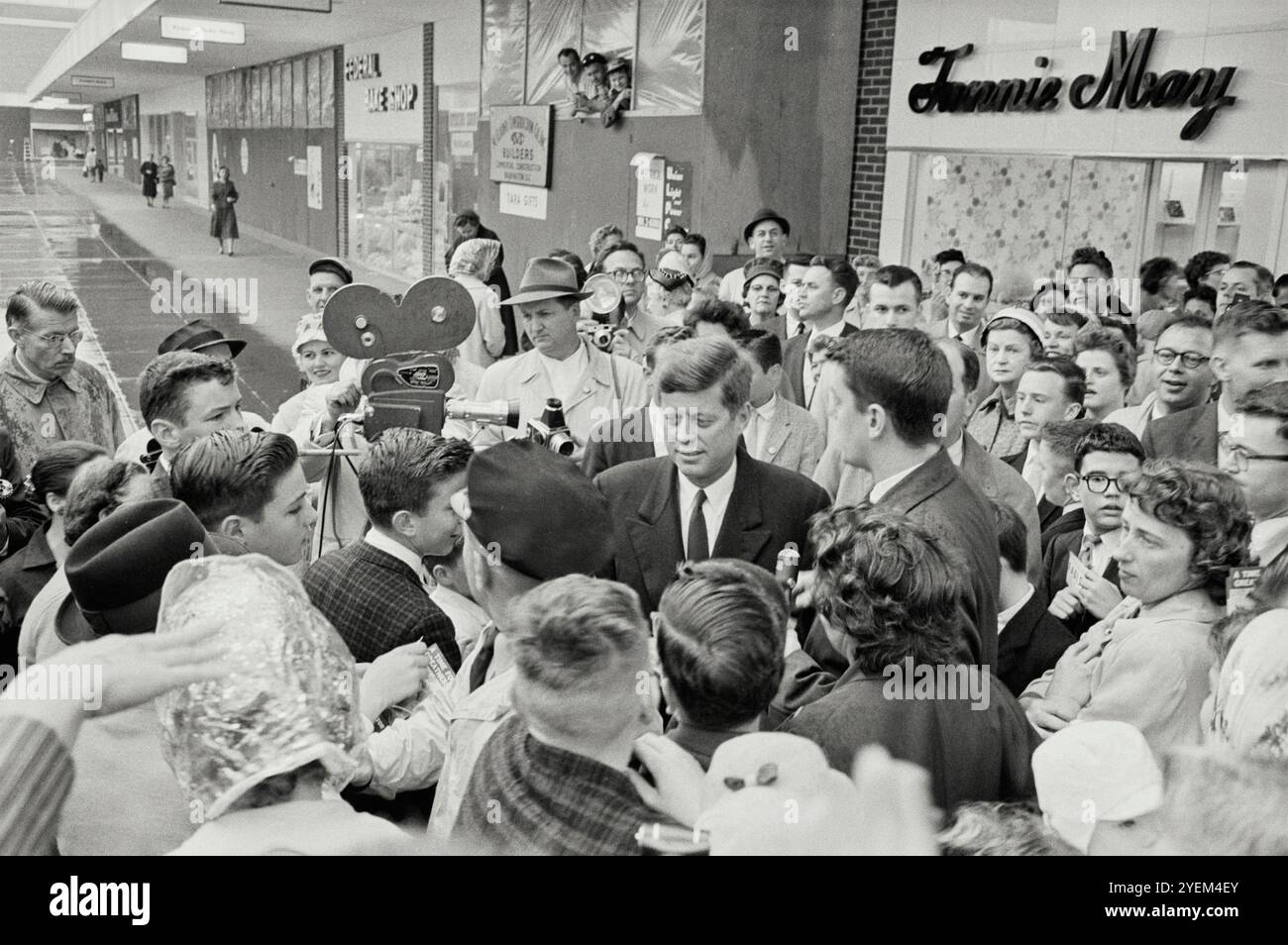 Eine Menschenmenge, einer mit einer Filmkamera, versammelt sich um Senator John F. Kennedy, während er in einem Einkaufszentrum in Maryland für den Präsidenten kämpft. USA. 12. Mai 1969 Stockfoto