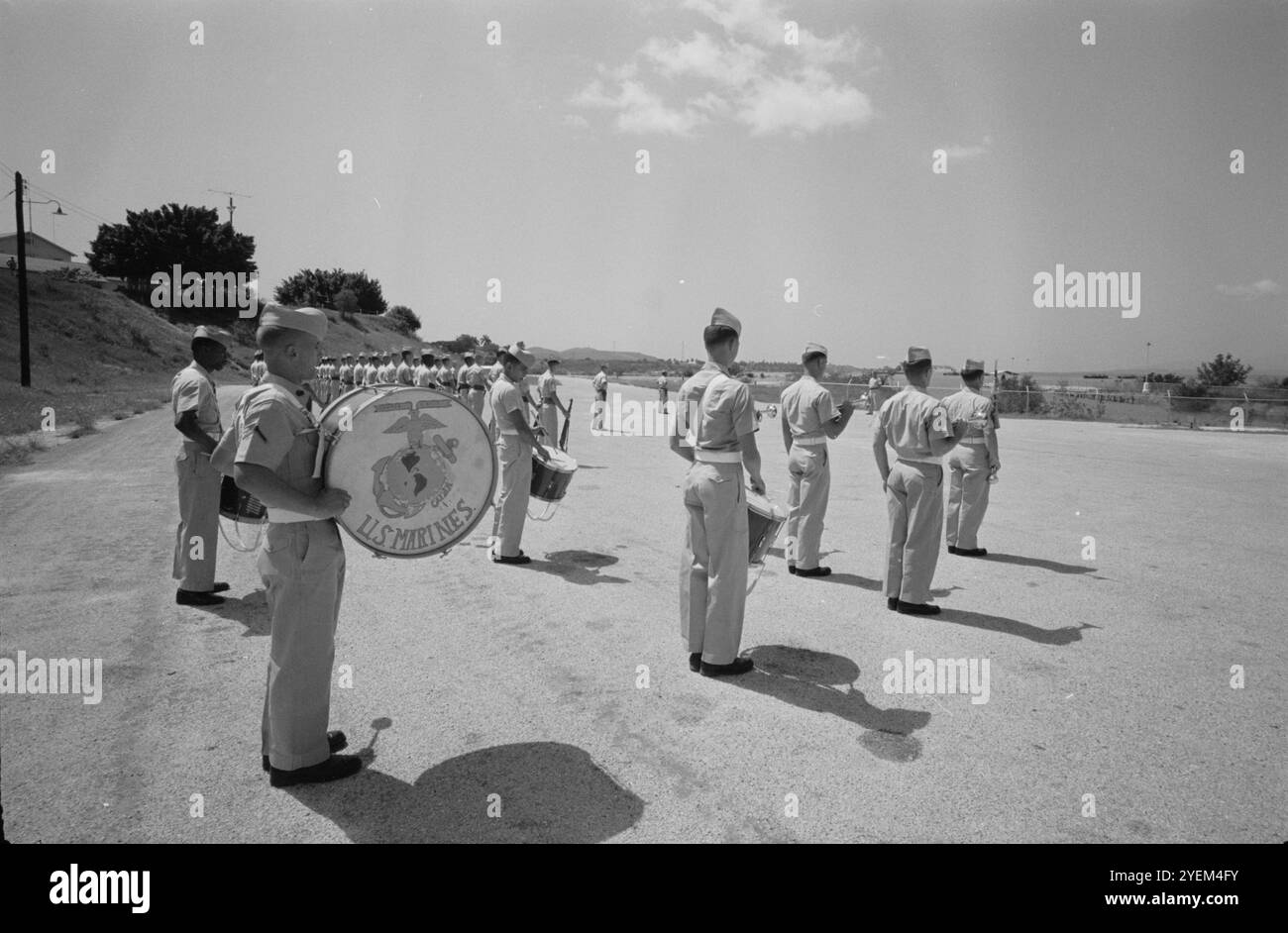 Amerikanische Marines, einige mit Trommeln, stellten sich zur Inspektion auf der Guantánamo Bay Naval Base auf Kuba an. Oktober 1960 Stockfoto