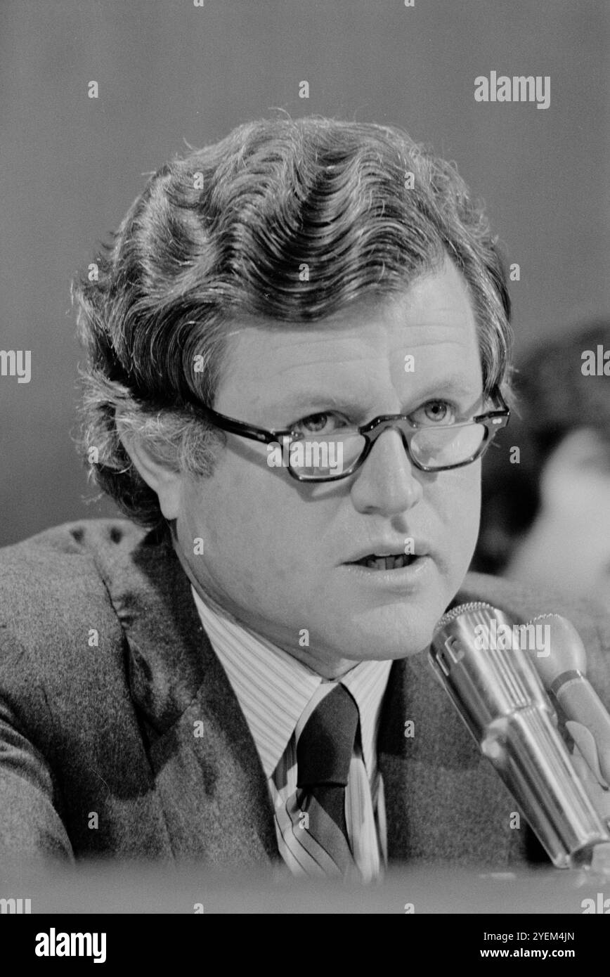 Senator Ted Kennedy, Kopf-und-Schultern-Porträt, sitzend, mit Blick nach vorne, spricht bei Mikrophonen. Washington DC., USA. 5. April 1976 Stockfoto