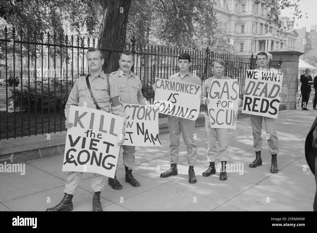 Mitglieder der Nazi-Partei mit Schildern zur Unterstützung des Vietnamkriegs, demonstrieren vor dem Weißen Haus in Washington, D.C. USA. 17. Mai 1967 Stockfoto