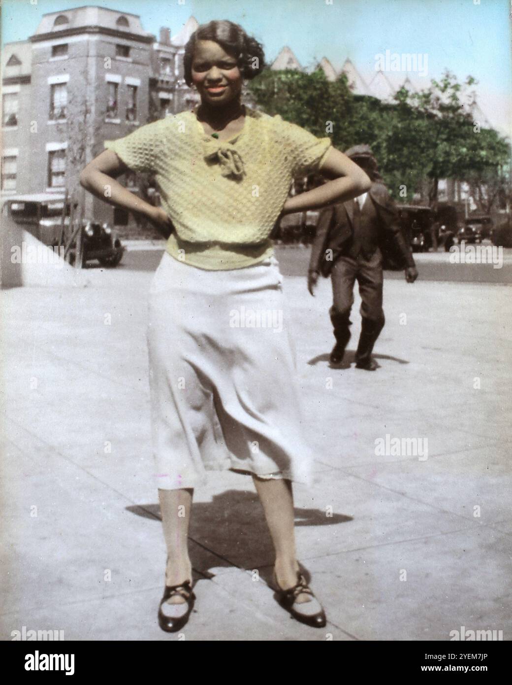 Ein farbiges Schwarz-weiß-Foto einer jungen Afroamerikanerin in einer Washington DC Straße, ca. 1925. Stockfoto