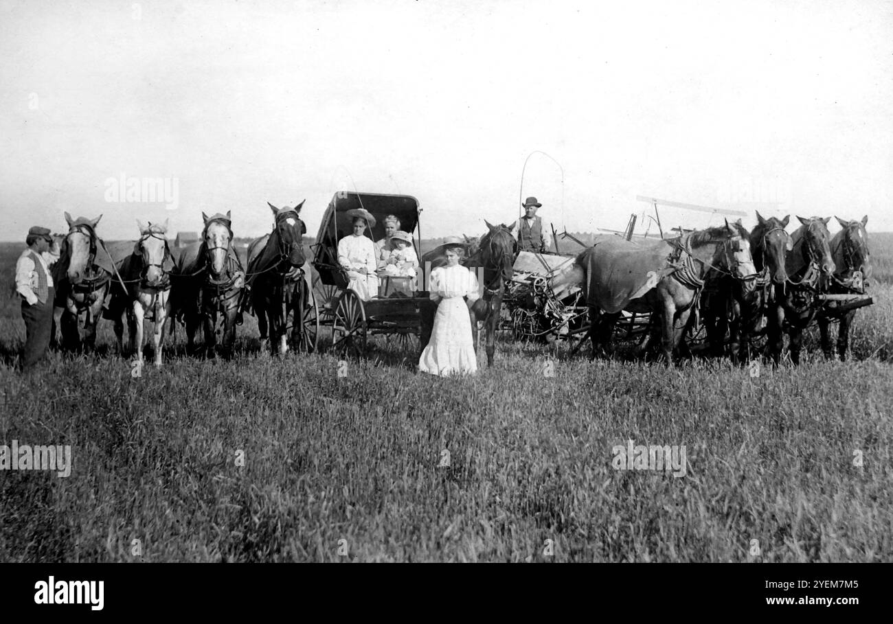 Bauern und ihre Familien posieren mit ihrer Dreschanlage in den Great Plains der Vereinigten Staaten, ca. 1900. Stockfoto