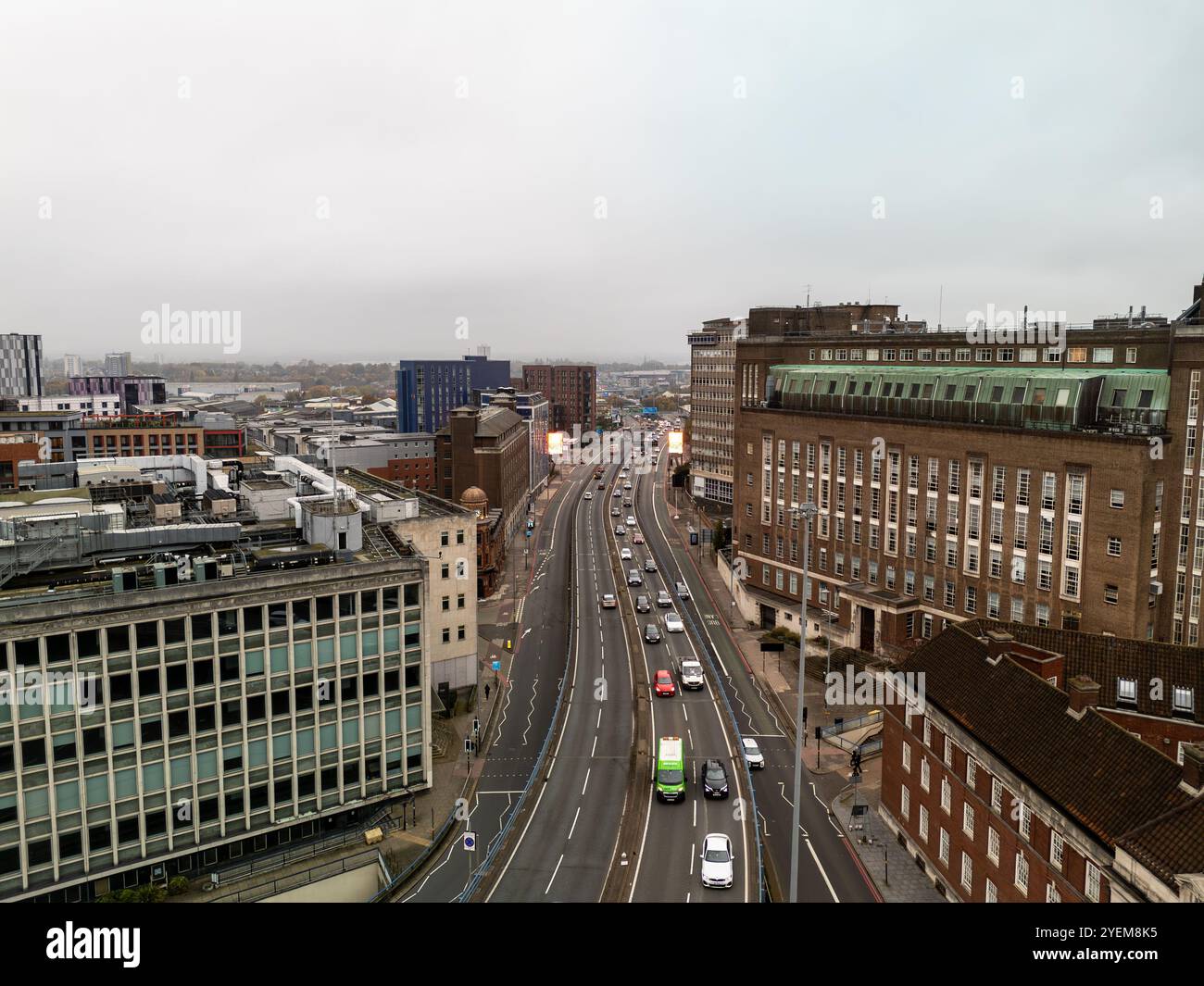 Autos und andere Fahrzeuge, die sich auf einer mehrspurigen Straße im Stadtzentrum von birmingham bewegen, bieten eine Luftperspektive auf den städtischen Nahverkehr Stockfoto