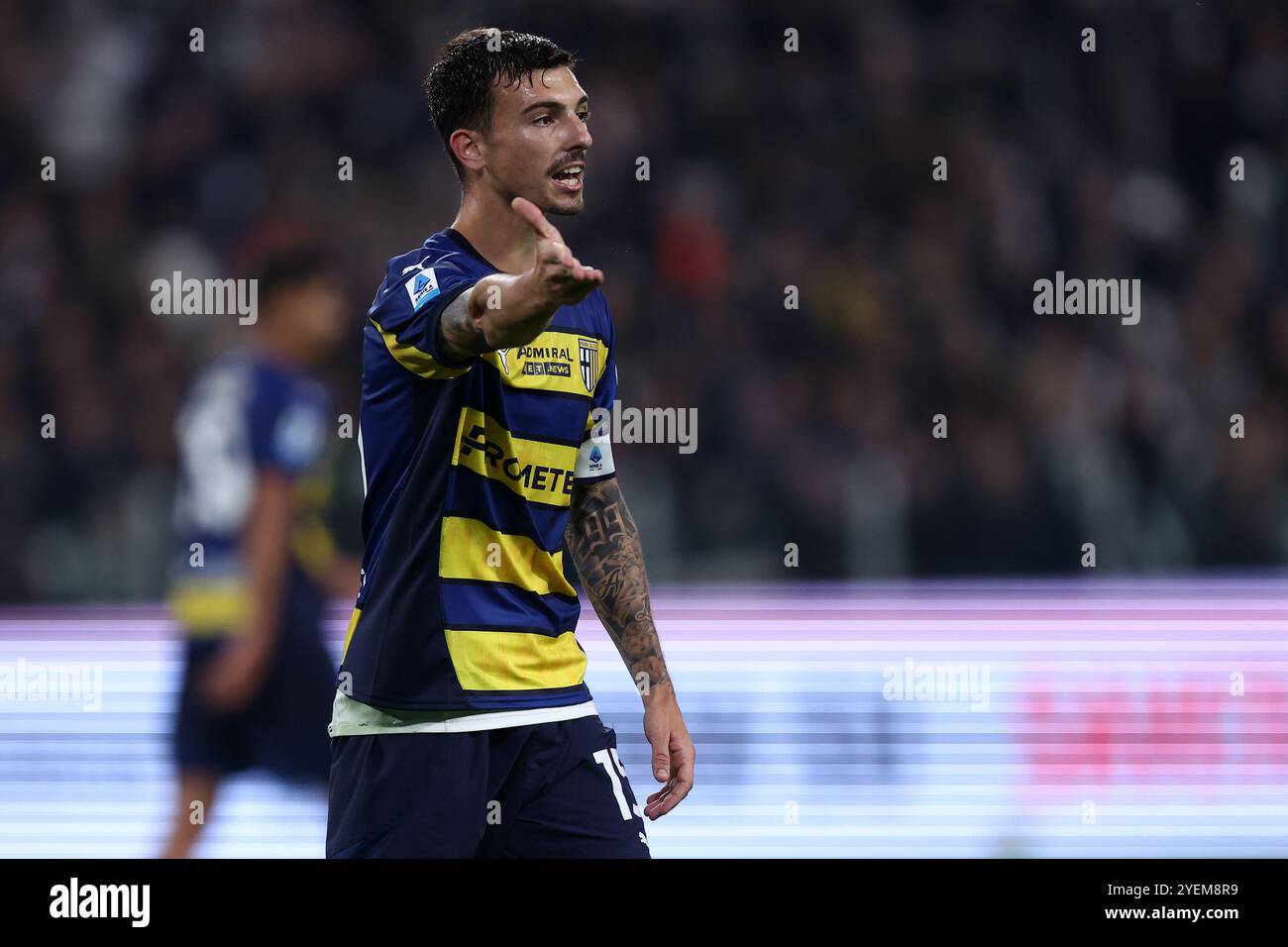 Turin, Italien. 30. Oktober 2024. Enrico Delprato von Parma Calcio gibt während des Spiels der Serie A zwischen Juventus FC und Parma am 30. Oktober 2024 im Allianz Stadium in Turin, Italien. Quelle: Marco Canoniero/Alamy Live News Stockfoto