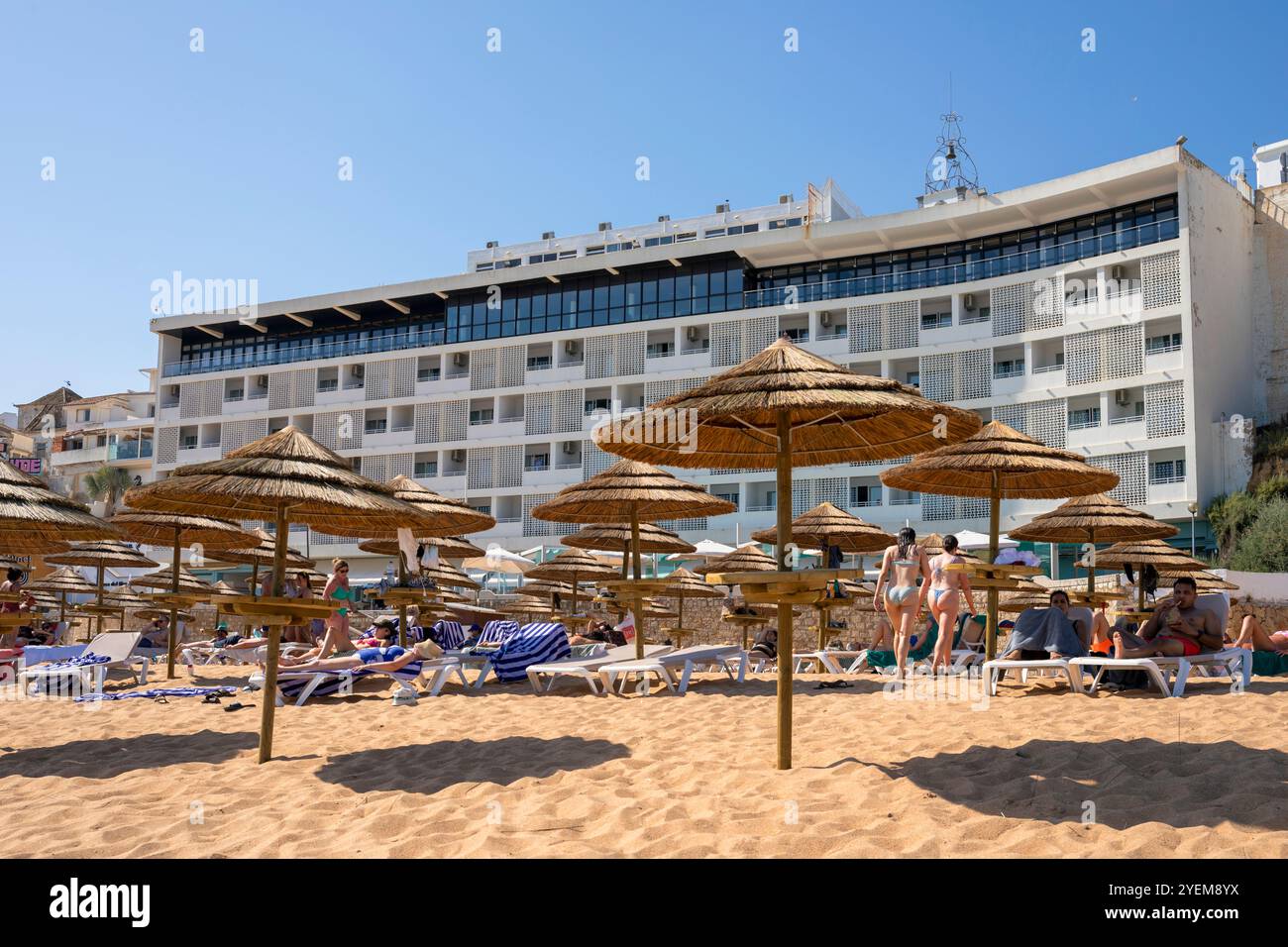 Portugal, Region Algarve, Albufeira, Sonnenschirme entlang des Praia do Peneco (Strand) mit Hotel Sol e Mar Stockfoto