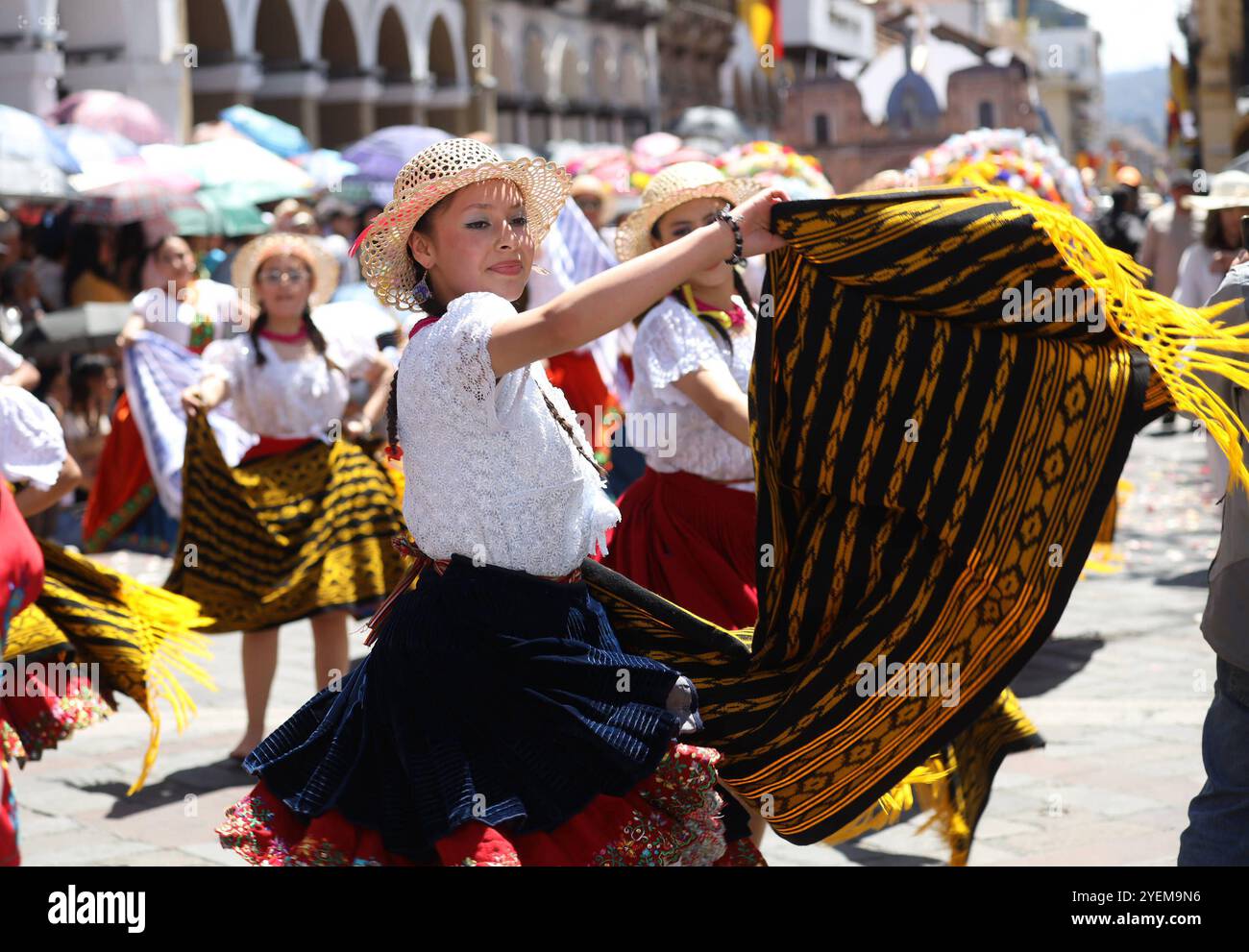 CUENCA STUDENTENPARADE FIESTAS Cuenca, Ecuador 31. Oktober 2024 heute Morgen zollten Studenten aus verschiedenen Bildungseinrichtungen der Stadt Cuenca zu Ehren ihrer 204-jährigen Unabhängigkeit Tribut. Bolivar Straße wurde von Tausenden von Bürgern gefüllt, um die Studentenparade zu beobachten, wo 2300 Studenten Tänze und Choreografien vorführten Foto Boris Romoleroux API ACE CUENCA STUDENTENPARADE FESTIVAL PARADE 331532eaa75f343514366e8091cba8f4 Copyright: XBORISxROMOLEROUXx Stockfoto