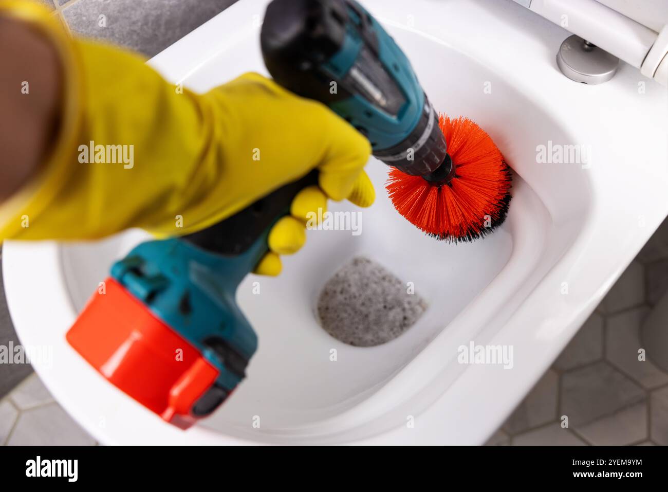 Hand reinigt WC WC mit Bohrbürste. Hausreinigungsservice Stockfoto