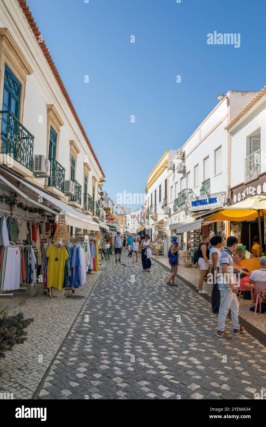 Portugal, Region Algarve, Stadtzentrum von Albufeira, Geschäfte und Cafés auf der Rua 5 de Outubro Stockfoto