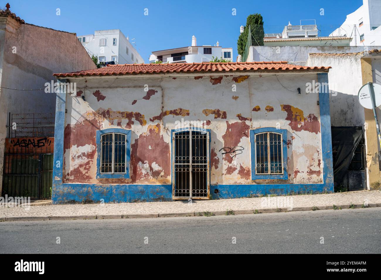 Portugal, Algarve Region, Albufeira, Ein wunderschönes altes Haus auf der Rua do Movimento das Forcas Armada Stockfoto