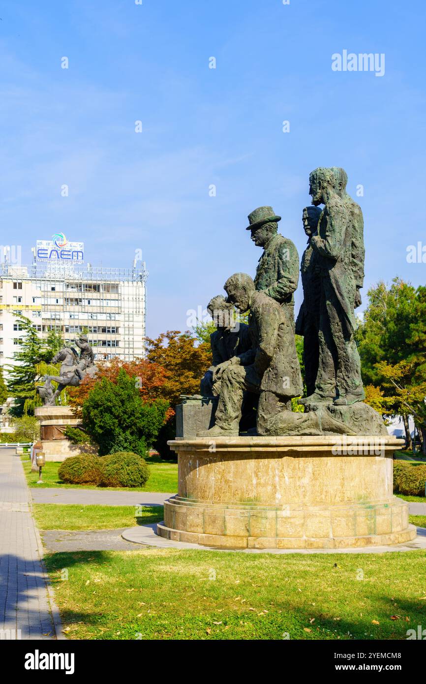 Skopje, Nordmakedonien - 5. Oktober 2023: Szene der Frau - Warrior Park, mit verschiedenen Denkmälern, Einheimischen und Besuchern, in Skopje, Nordmazedonien Stockfoto