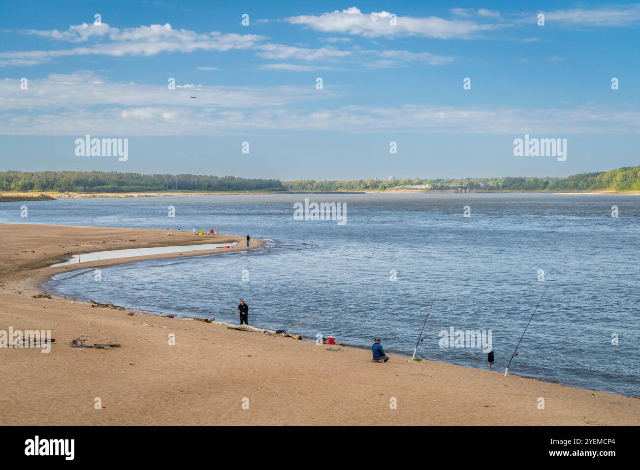 Granite City, IL, USA – 8. Oktober 2023: Eine Gruppe von Männern fischt von einer Sandbank am Mississippi River bei Chain of Rocks oberhalb von St. Louis. Stockfoto